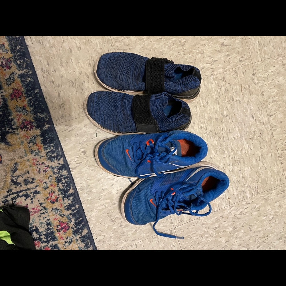 Nikes size 2.5 youth other blue pair size 2 youth